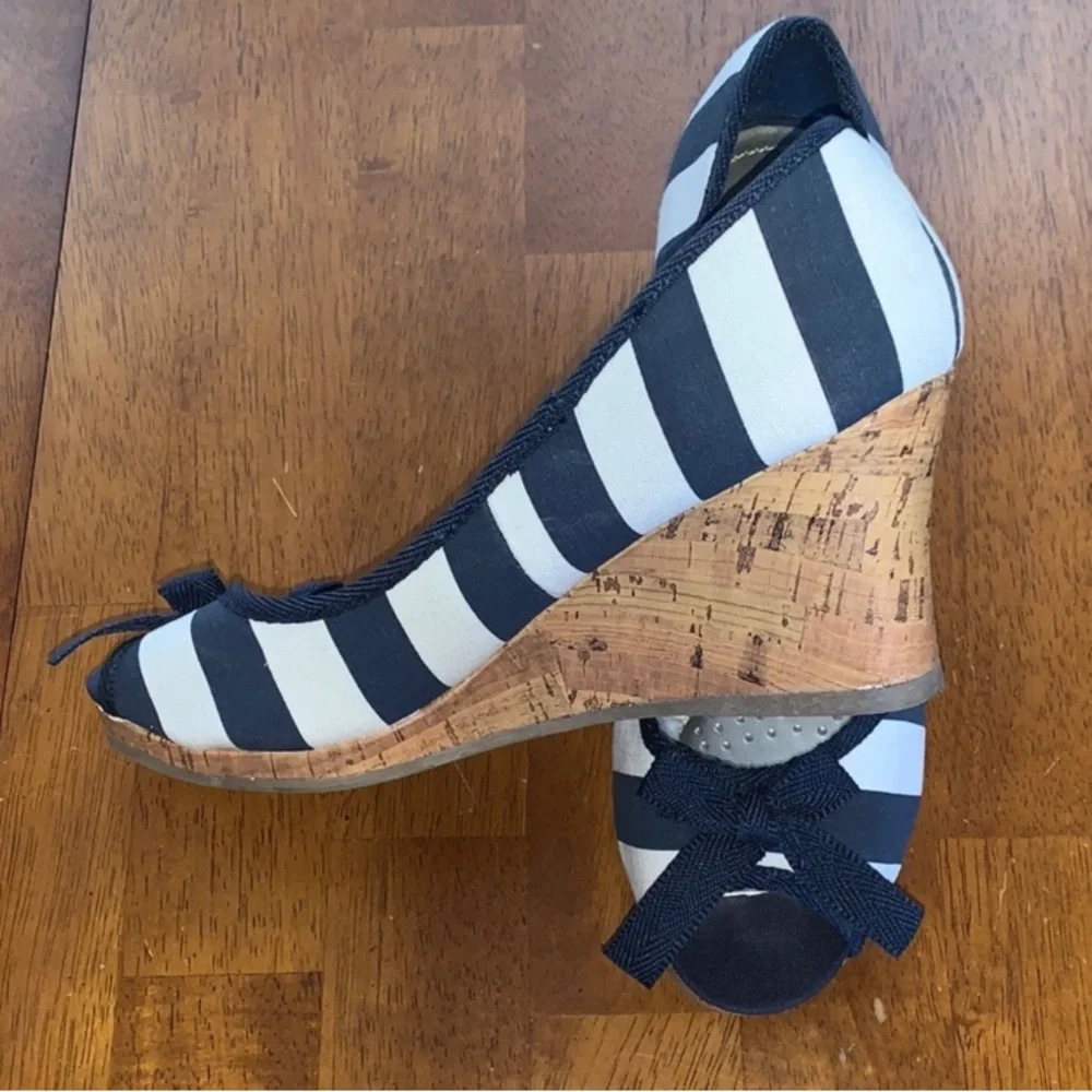 Excellent Preowned Condition Dexflex Wedge Shoes Size 8. Very Cute